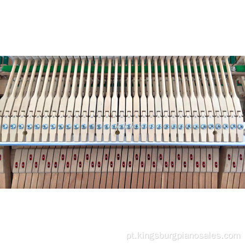 Um piano de cauda suave à venda